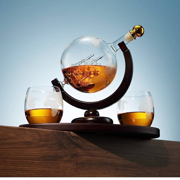Galleon whiskey decanter globe set with etched whiskey glasses - Picture 4 of 9